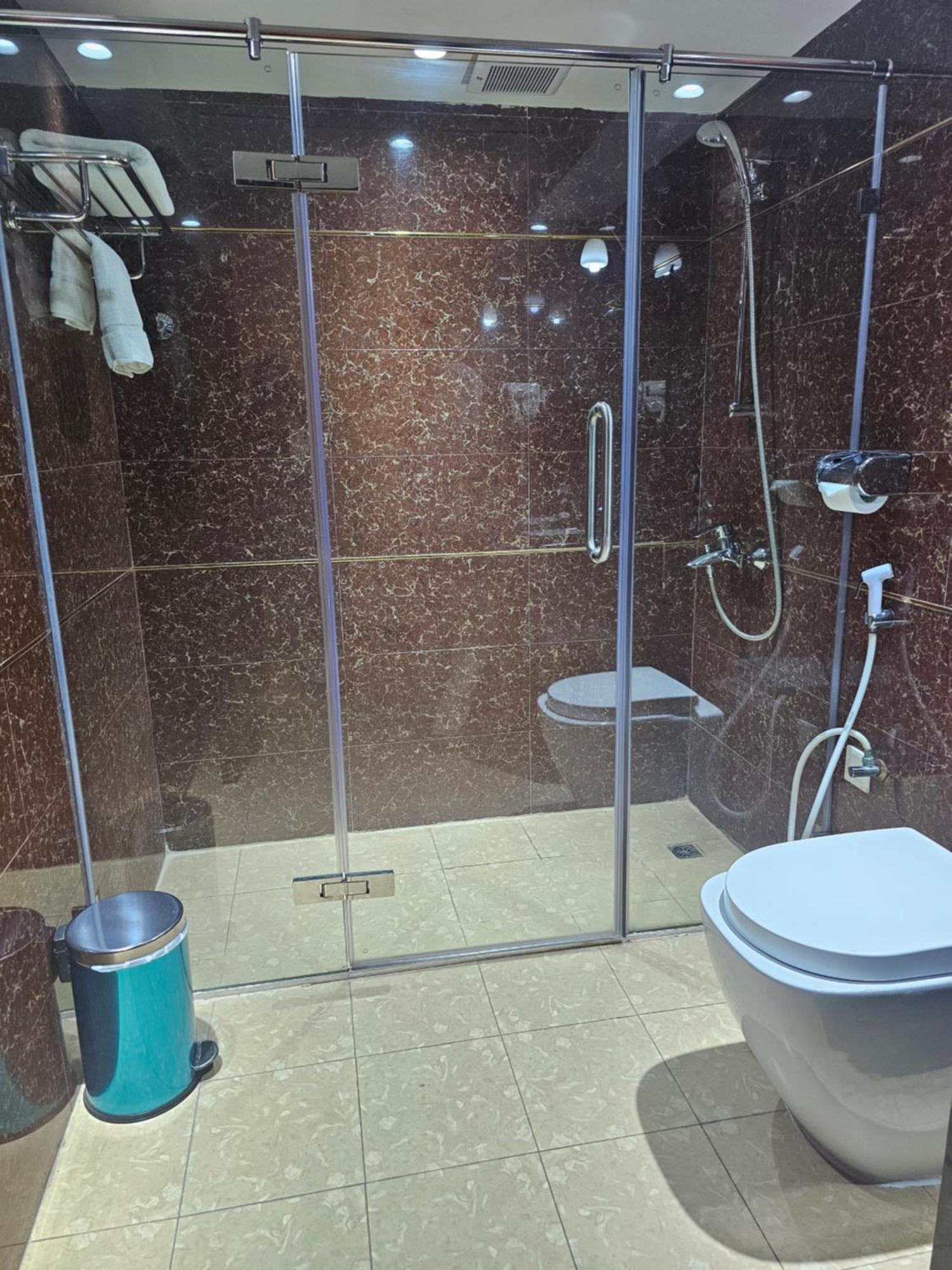 Caesar Hotel Muskat Bagian luar foto