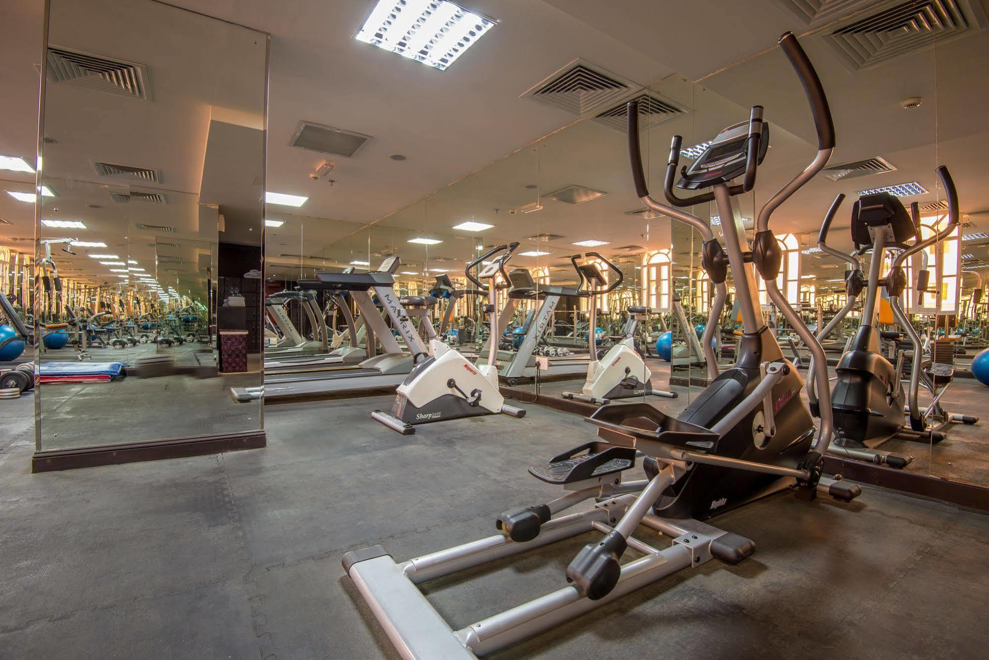 Caesar Hotel Muskat Bagian luar foto